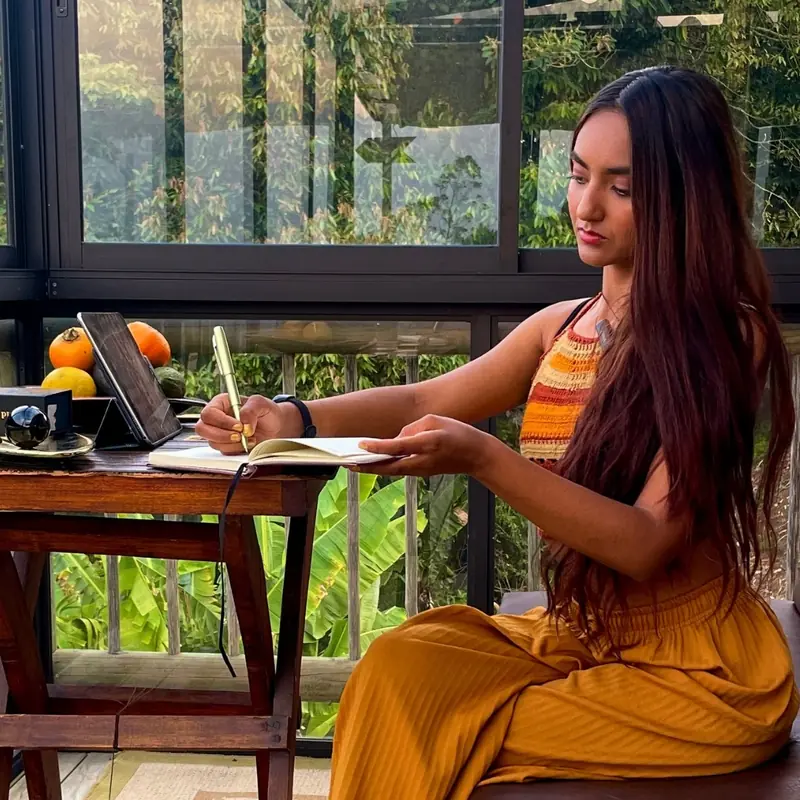 Valala escribiendo